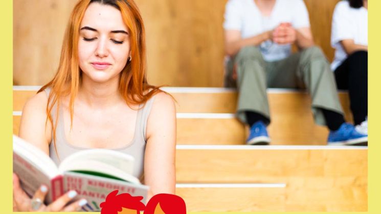 Eine junge Frau sitzt auf Stufen und liest ein Buch, während andere im Hintergrund sind, was eine entspannte Lernatmosphäre zeigt.
